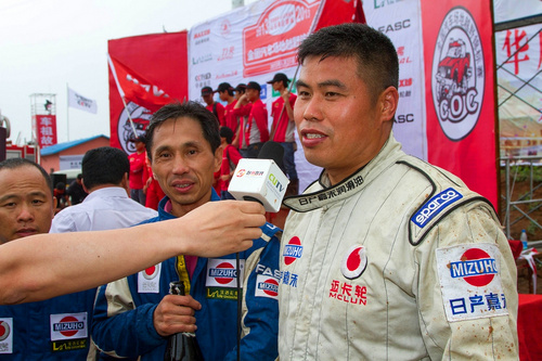 夺得柴油组冠军的嘉禾兴产润滑油车队队长许建中接受记者采访