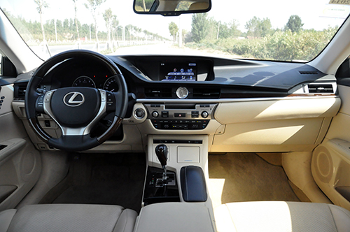 内饰方面,雷克萨斯es(参数|询价)250豪华版走的是温馨路线.