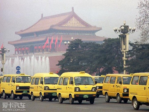 "面的"是微型面包出租车的简称,现在已经很少能见到.